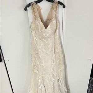 Cream, lace Wedding gown by whispers & echoes size 12 anthropology sample sale